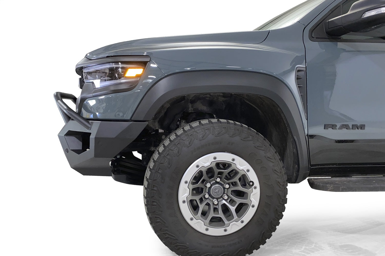 Fab Fours DX21-X5552-1 Matrix Front Bumper Fits 21-22 1500