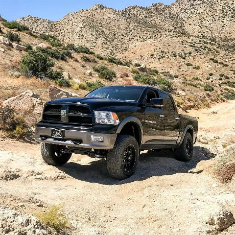 Pro Comp Suspension PR2028 Pro Runner Monotube Shock Absorber 2 in. Diameter Body Nitrogen Gas Charged Pro Runner Monotube Shock Absorber