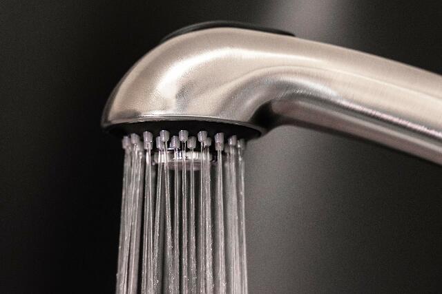 Dura Faucet DF-NMK852-CP RV Pull-Out Swivel Single Handle Kitchen Sink Faucet - One-Hole (Chrome)